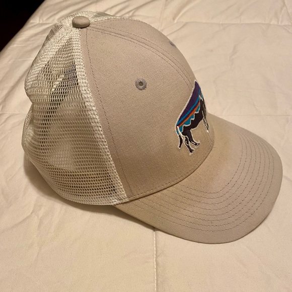 PATAGONIA Mesh Snapback Trucker Hat Bison Logo Light Gray Cap OSFM GORPCORE - Picture 5 of 5